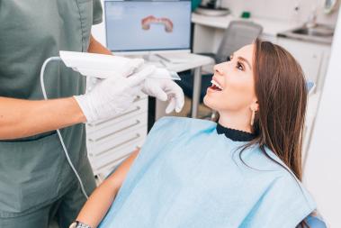 Patientin beim Intraoralscannen